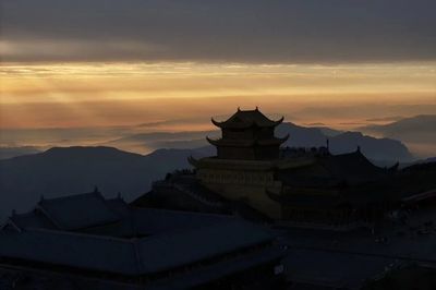 一秒心動(dòng),峨眉山這幅千里江山圖,美上了熱搜!
