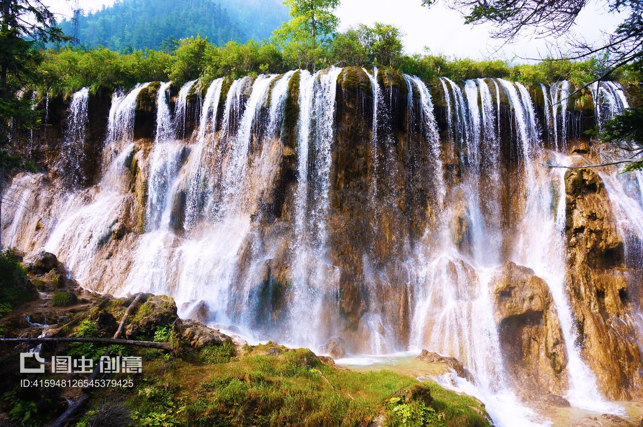 瀑布對(duì)噴泉的特寫Close-Up Of Waterfall Against Fountain